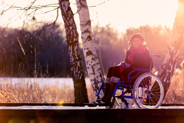 Donna handicappata sorridente sulla sedia a rotelle in inverno — Foto Stock