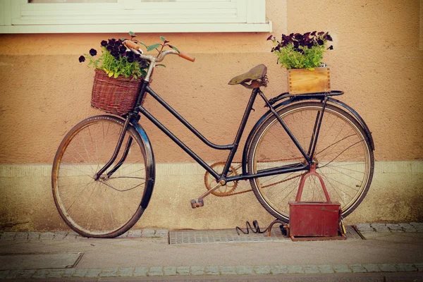 Oude vintage fiets op straat — Stockfoto