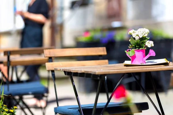 Asztalok és székek az utcán - kis étterem — Stock Fotó
