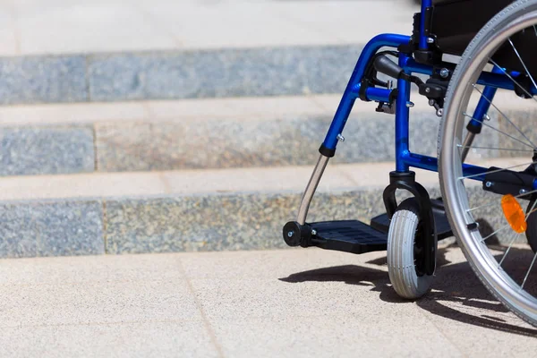 Cadeira de rodas em pé antes de passos inacessíveis — Fotografia de Stock