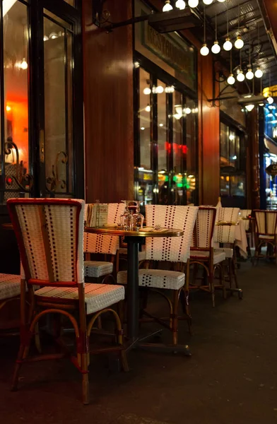 Paris, france, 10.12.2016 - Tische und Stühle des französischen randcafés — Stockfoto