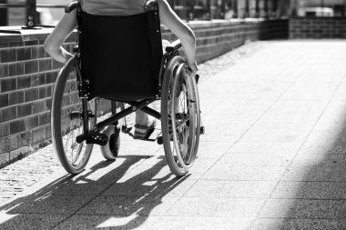 kadın platformu girerek tekerlekli sandalye üzerinde