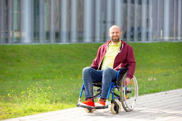 Felice uomo sulla sedia a rotelle — Foto Stock