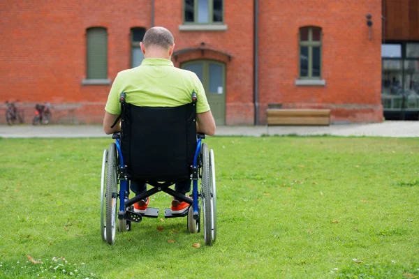 Uomo sulla sedia a rotelle — Foto Stock