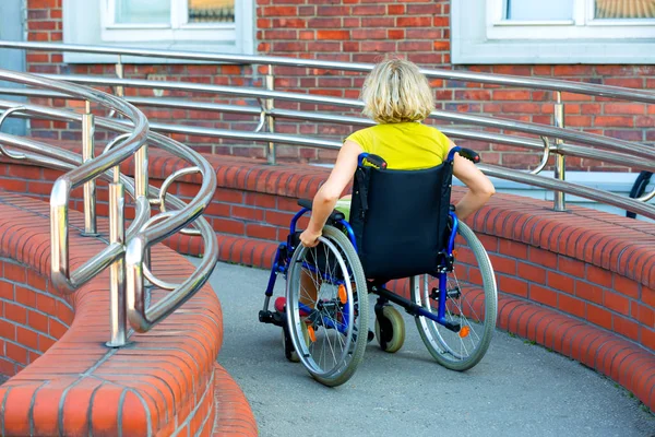 Femme en fauteuil roulant entrant dans la plate-forme — Photo