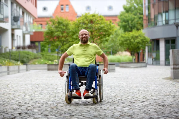 Lycklig man på rullstol — Stockfoto