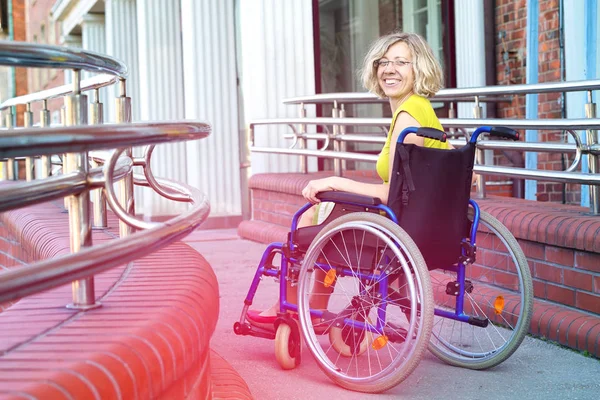 Woman on wheelchair entering the platform — Stock Photo, Image