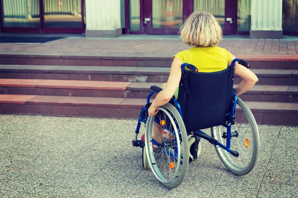 Kobieta na wózku inwalidzkim i schody — Zdjęcie stockowe