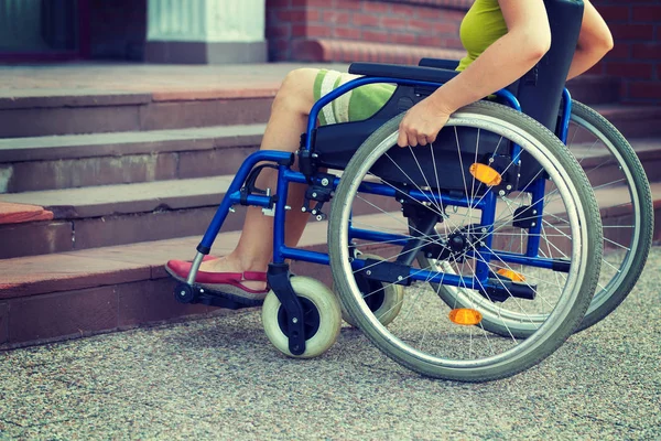 Mujer en silla de ruedas y escaleras — Foto de Stock