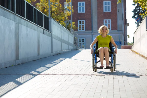 Donna sulla sedia a rotelle sul vialetto — Foto Stock