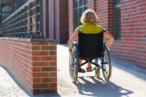 Mulher em cadeira de rodas entrando na plataforma — Fotografia de Stock