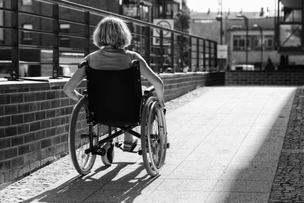 Kadın platformu girerek tekerlekli sandalye üzerinde — Stok fotoğraf