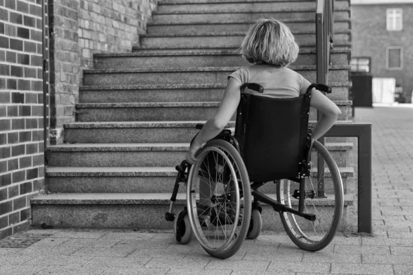 Kvinna på rullstolen och trappor — Stockfoto