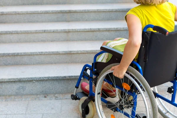Kobieta na wózku inwalidzkim i schody — Zdjęcie stockowe