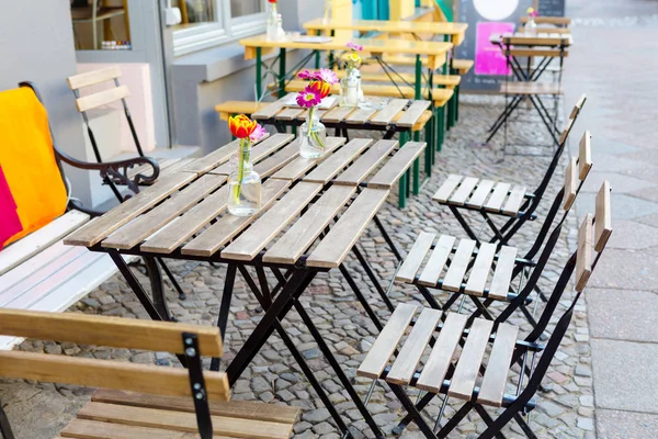 Asztalok az utcán - kávézó Berlinben — Stock Fotó