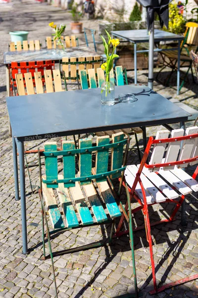 Mesas y sillas de colores en la calle — Foto de Stock