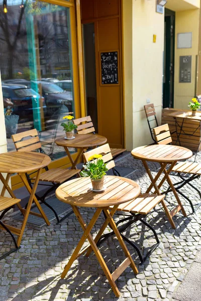 Ресторани та стільці на вулиці. — стокове фото