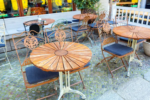 Evropská restaurace - stoly a židle na ulici — Stock fotografie