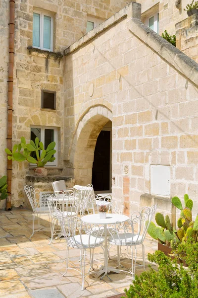 Tables et chaises sur un patio — Photo