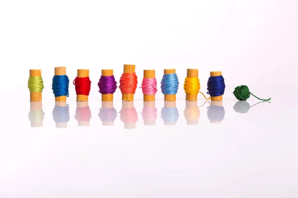 Diversiteit concept - kleurrijke draden — Stockfoto