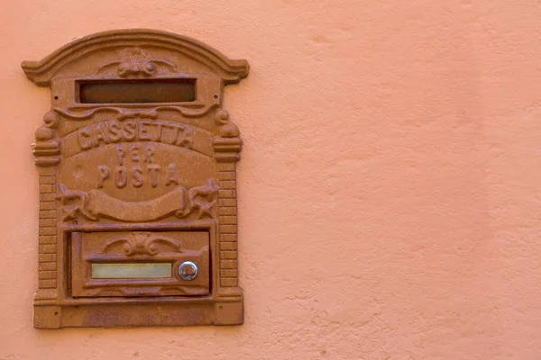 Stará Italská Poštovní Schránka Růžové Stěně Bari Italsky Kazeta Poštu — Stock fotografie