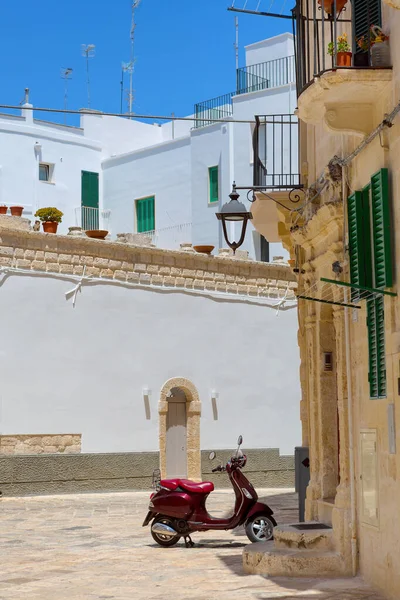 Moto Sur Vieille Rue Italienne Avec Des Maisons Blanches Locales — Photo