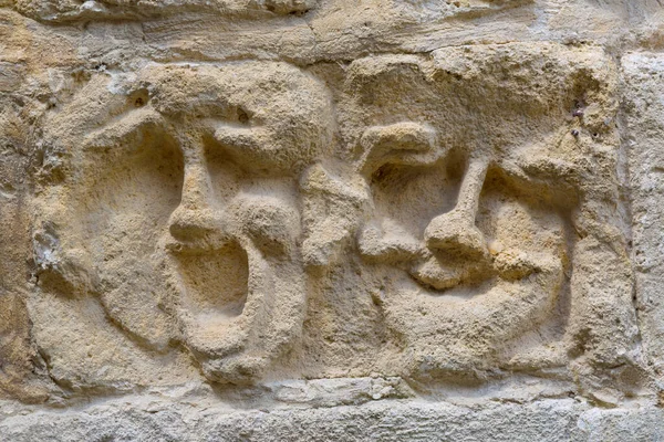 Szczęśliwe Smutne Maski Wyrzeźbione Piaskowcu — Zdjęcie stockowe