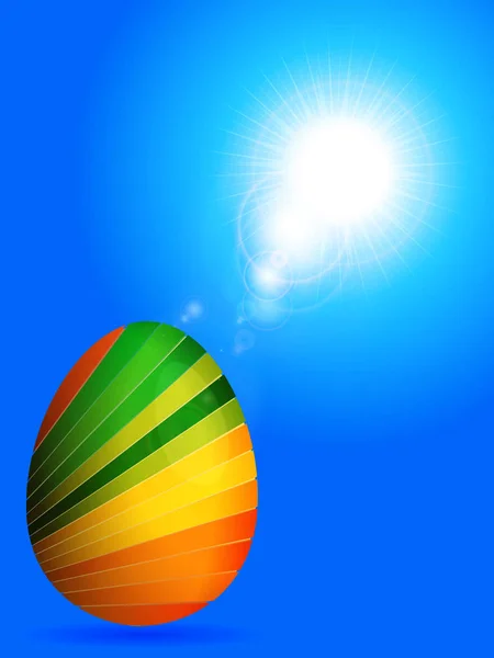 Huevo de Pascua rayado sobre cielo azul soleado — Vector de stock