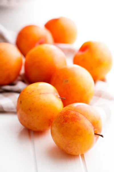 Ripe yellow plums. — Stock Photo, Image