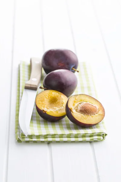 Halved ripe plum. — Stock Photo, Image