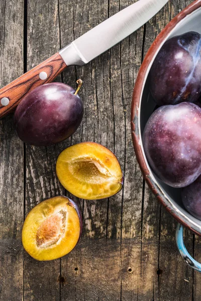 Halved ripe plums. — Stock Photo, Image