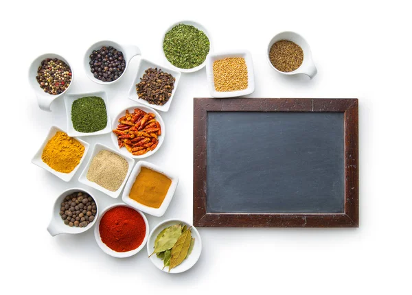 Leeg schoolbord en diverse specerijen. — Stockfoto