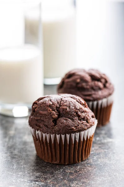 Die leckeren Schokoladenmuffins und Milch. — Stockfoto