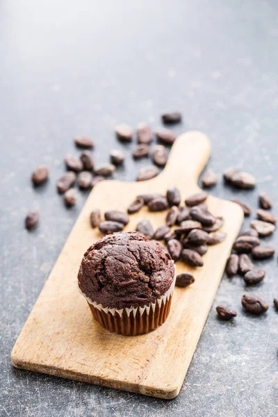 De läckra choklad muffin och kakaobönor. — Stockfoto