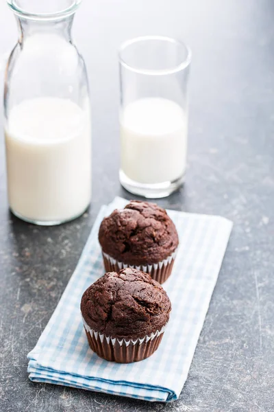 Die leckeren Schokoladenmuffins und Milch. — Stockfoto