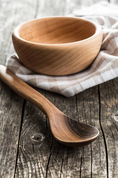 Drewniane łyżki i miski. — Zdjęcie stockowe