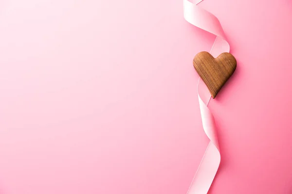 Handgemaakte houten hart. — Stockfoto