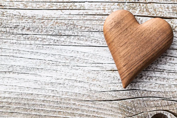 Handgemaakte houten hart. — Stockfoto