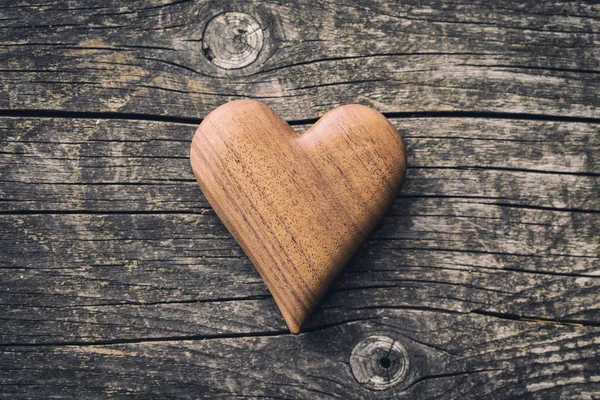 Деревянное сердце ручной работы . — стоковое фото
