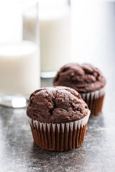 De läckra choklad muffins och mjölk. — Stockfoto