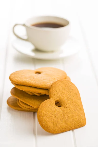 Forma di cuore di pan di zenzero e tazza di caffè . — Foto Stock