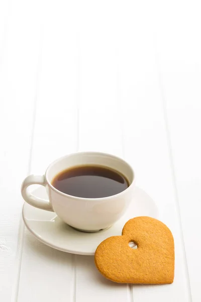 Lebkuchenherz und Kaffeebecher. — Stockfoto