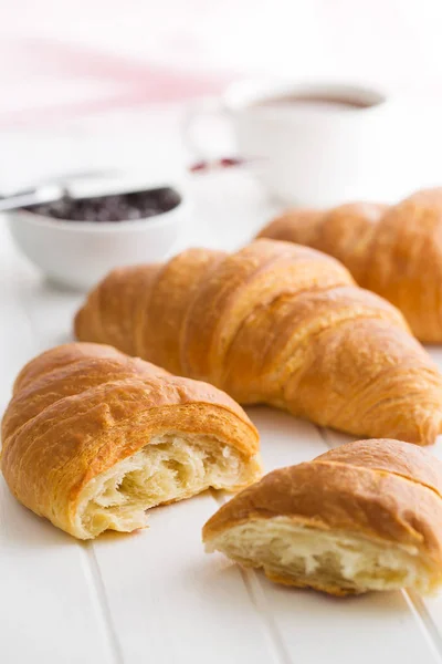 Croissant amanteigado saboroso . — Fotografia de Stock