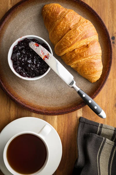 Croissant amanteigado saboroso com geléia . — Fotografia de Stock