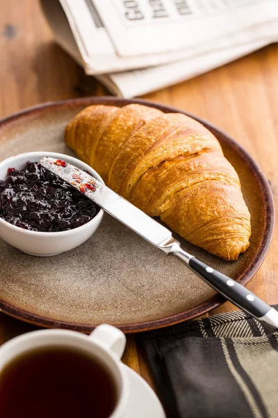 Croissant burroso saporito con marmellata . — Foto Stock