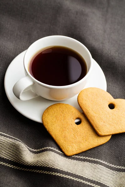 Coeurs de pain d'épice et tasse à café . — Photo