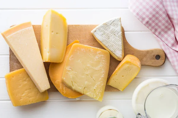 Diferentes tipos de queijos . — Fotografia de Stock