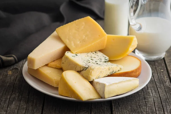 Tipos diferentes de quesos . — Foto de Stock