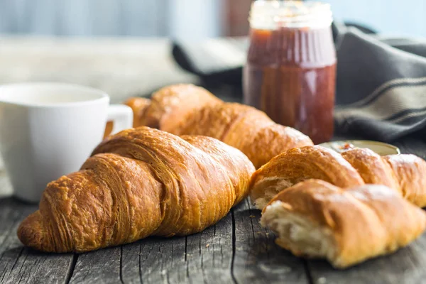 Croissants amanteigados saborosos . — Fotografia de Stock