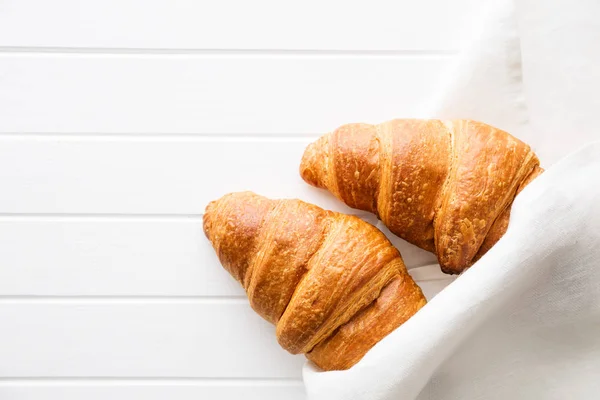 Gustosi croissant burrosi nel tovagliolo . — Foto Stock